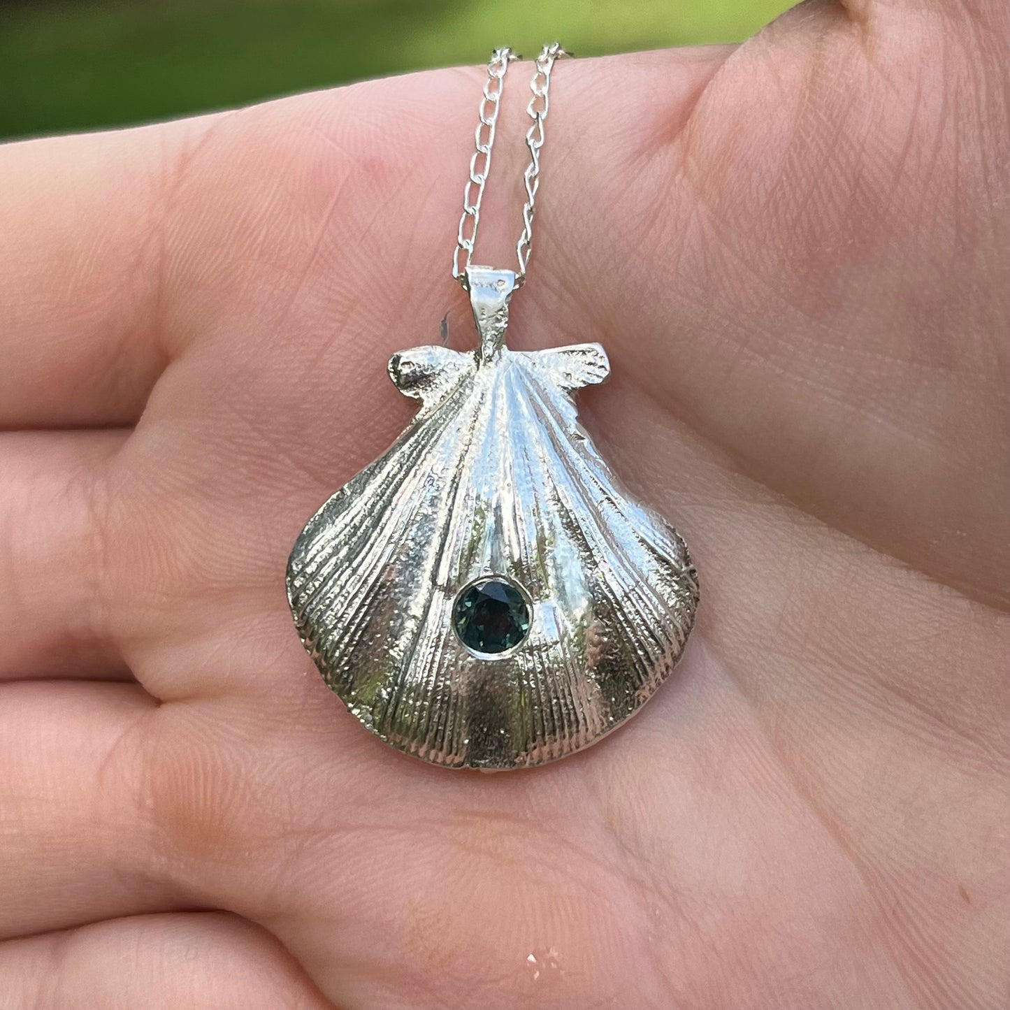 Large Fan Shell with Parti Sapphire