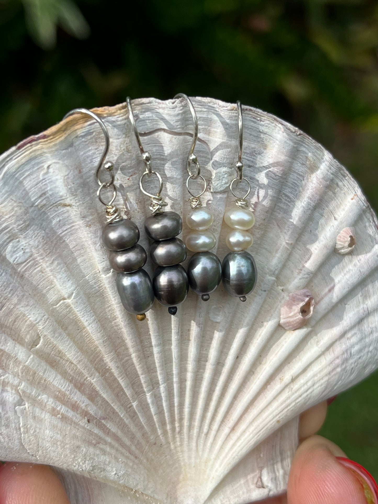 Free Gift - Pearl Earrings (black)