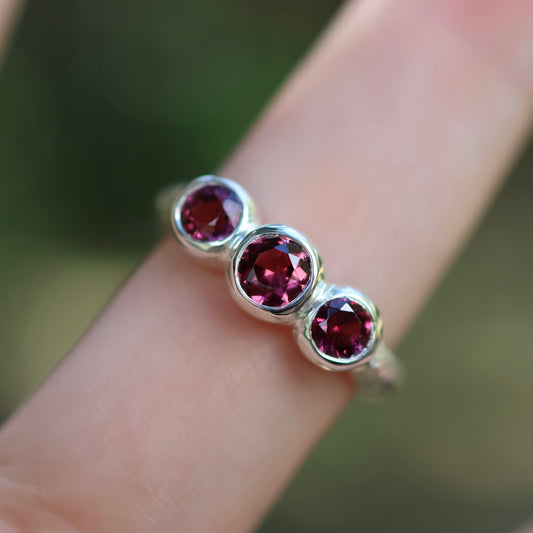4: Trilogy Ring with Garnets|Sterling Silver|7.5/O